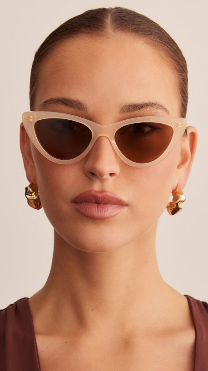 THE ISLA PEARL-HONEY SUNGLASSES